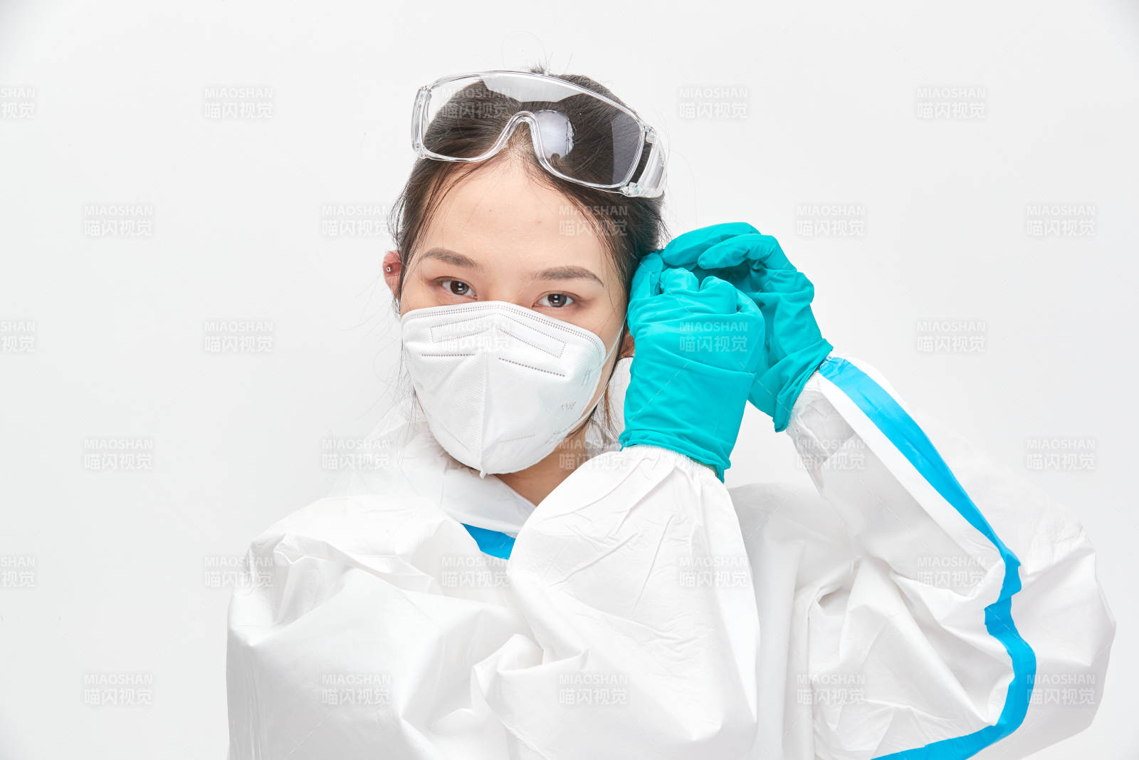 穿白色防护服佩戴护目镜口罩的女性医疗人员图片