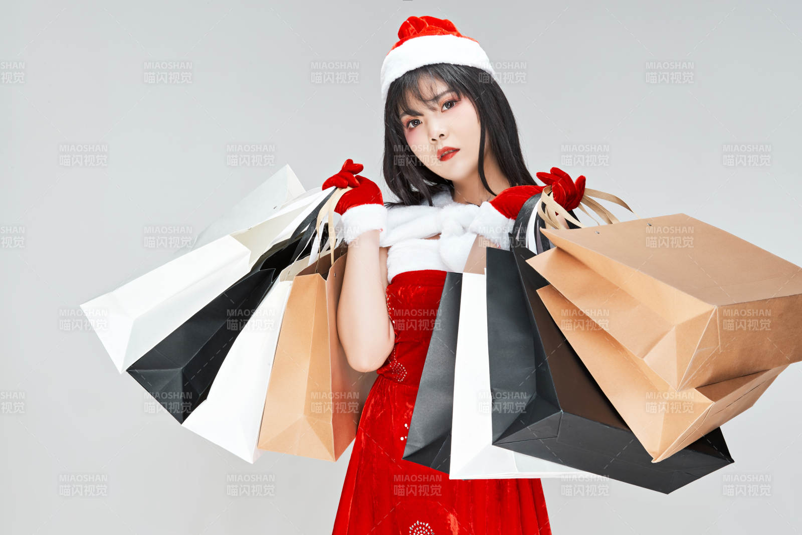 身穿圣诞服饰手提购物袋性感可爱的圣诞女郎图片