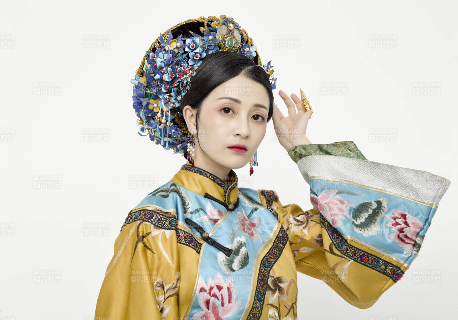 白色背景下的清代女性古装造型清朝古装图片