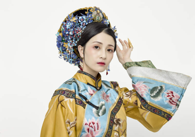 白色背景下的清代女性古装造型清朝古装图片