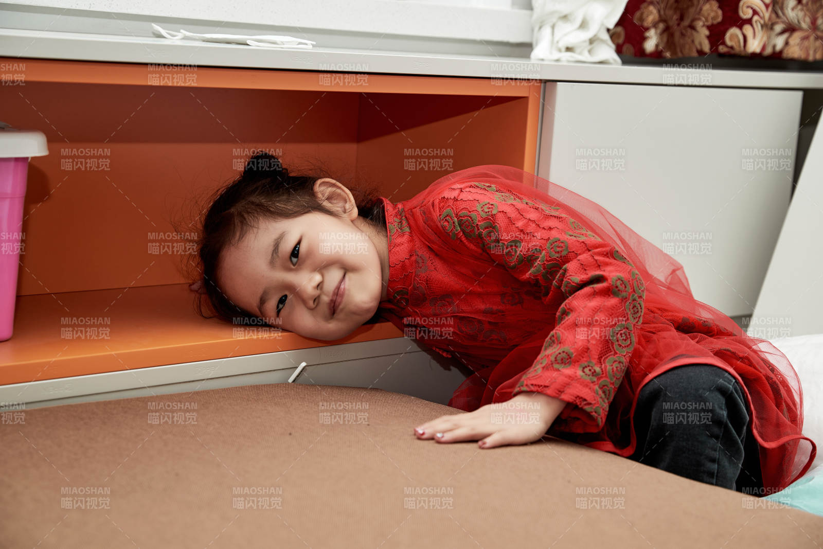 在家玩耍的亚洲小女孩图片