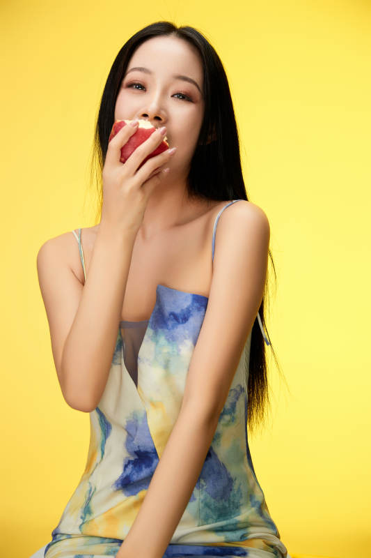 吃水果的亚洲东方长发少女图片