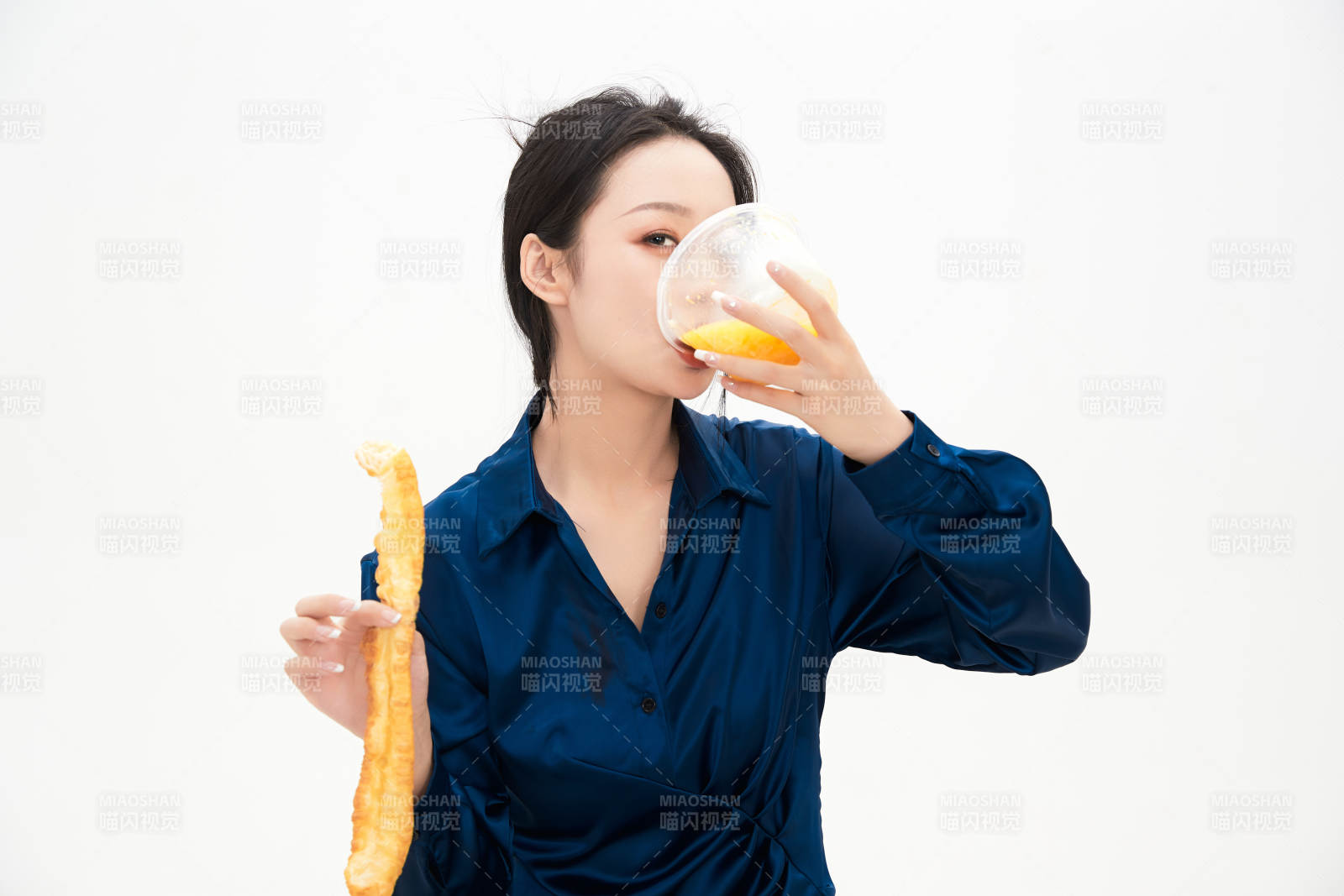 大吃特吃的亚洲可爱少女人像图片