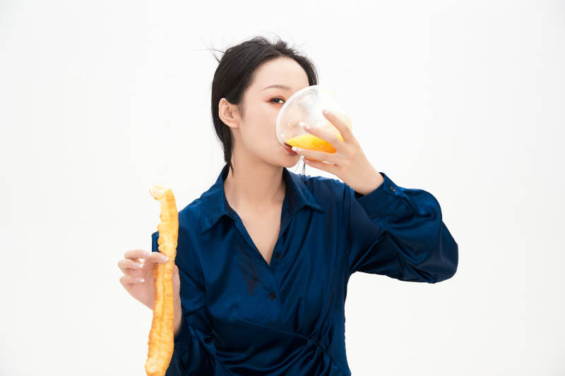 大吃特吃的亚洲可爱少女人像图片