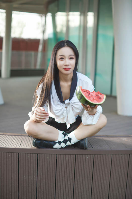 初夏户外公园吃西瓜的可爱少女图片