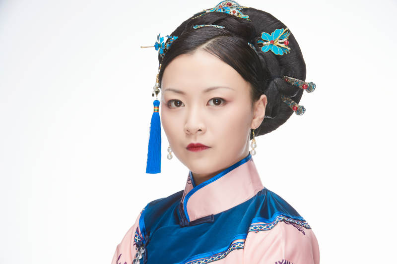 白色背景下的清代女性古装造型清朝古装图片