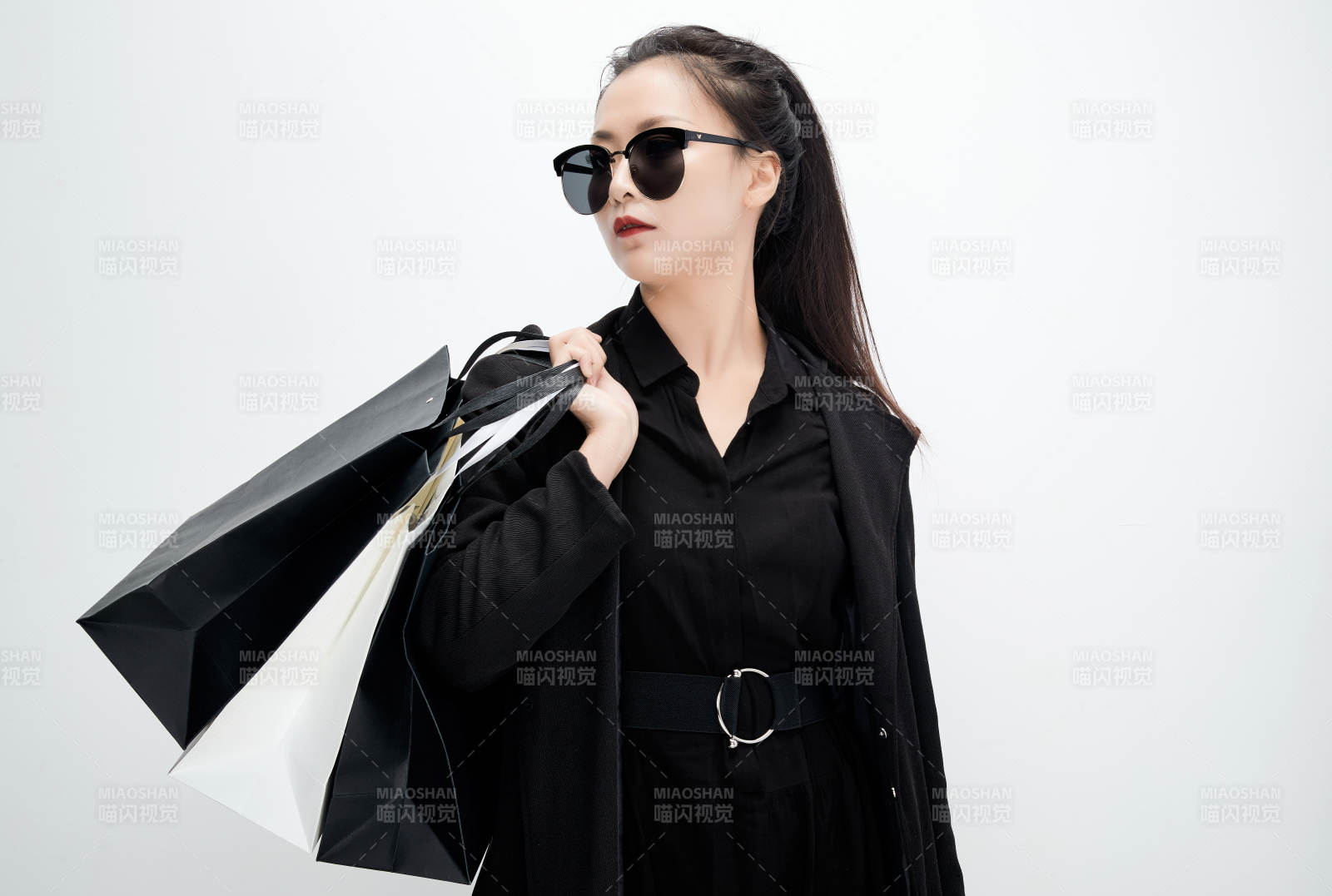 白色背景下手提购物袋时尚美丽的亚洲少女图片