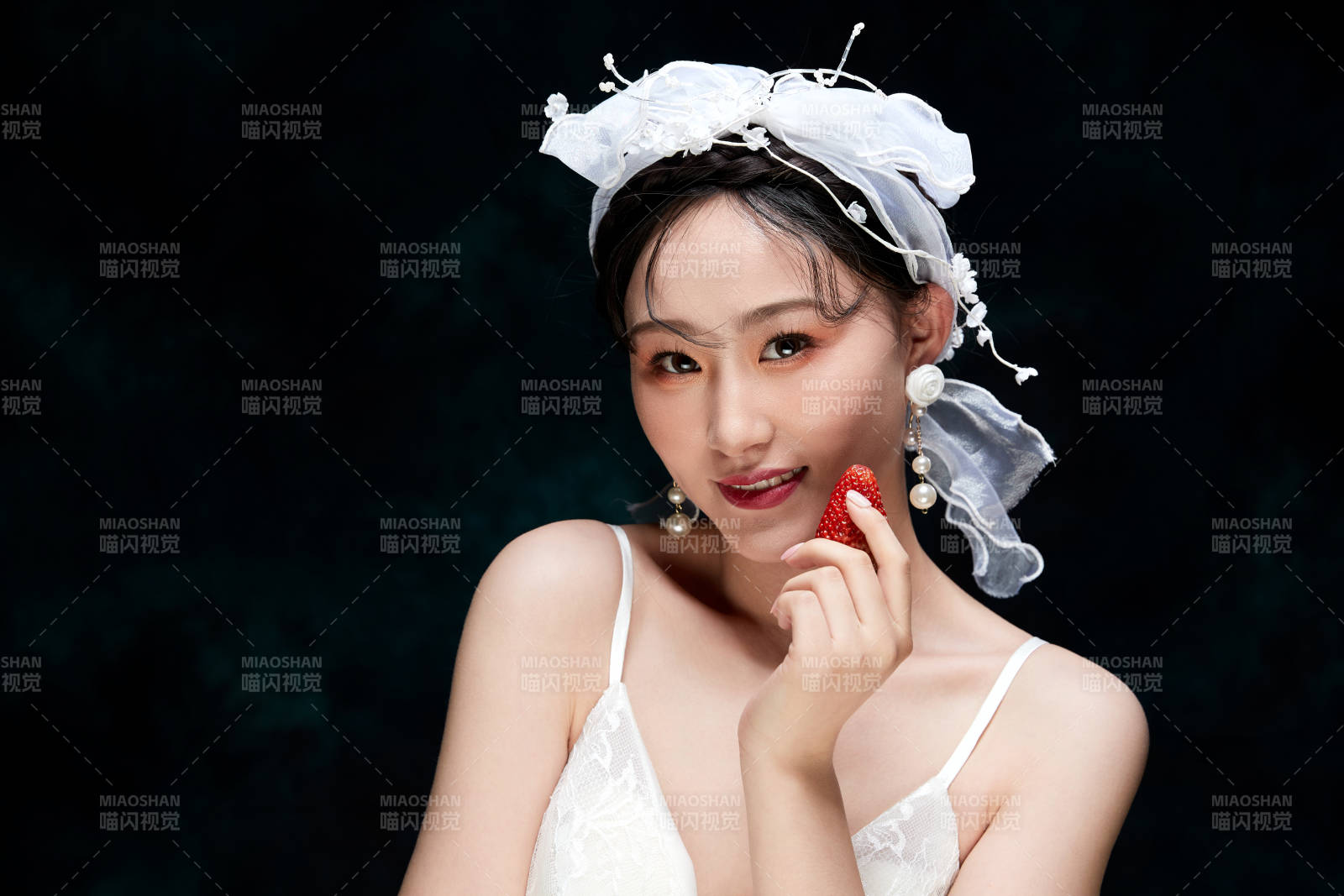 黑色背景下的女性复古婚纱妆面图片