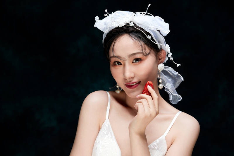 黑色背景下的女性复古婚纱妆面图片