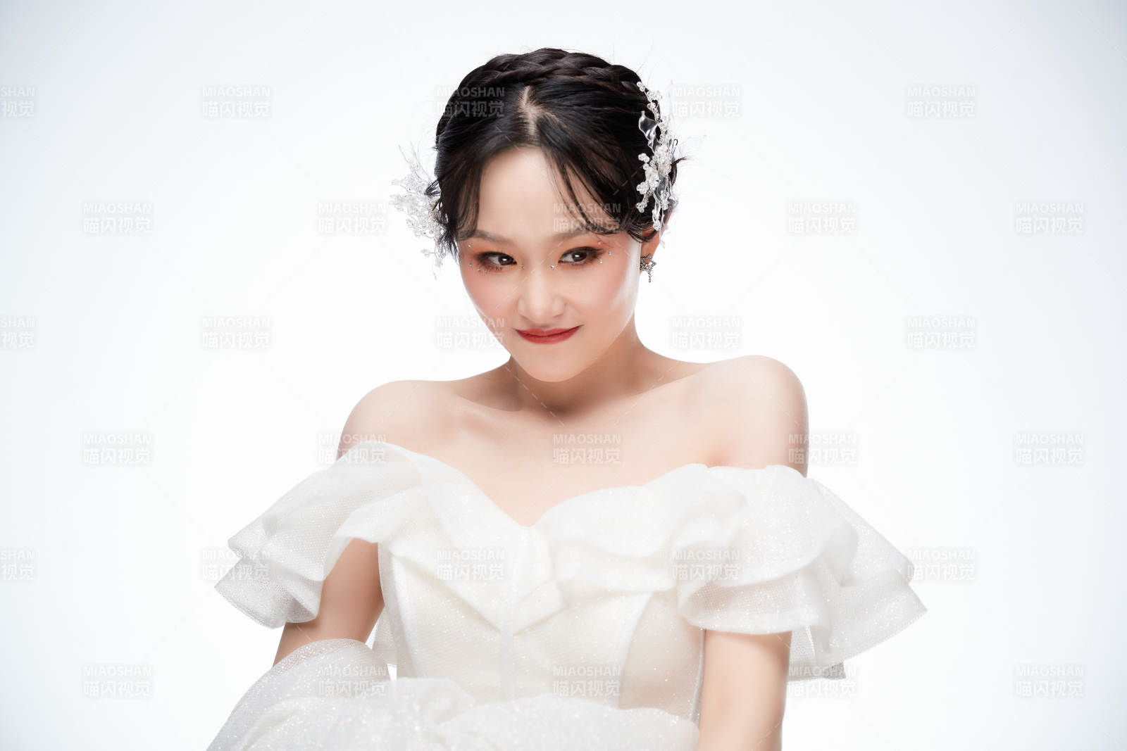 女性婚纱妆面图片