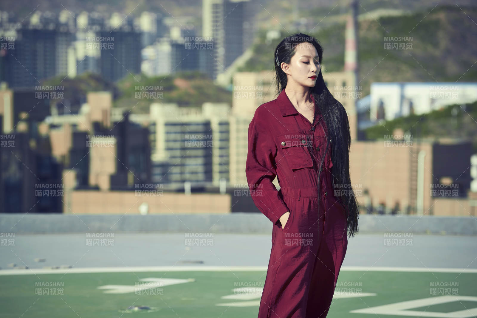 在楼顶停机坪的亚洲年轻女性图片