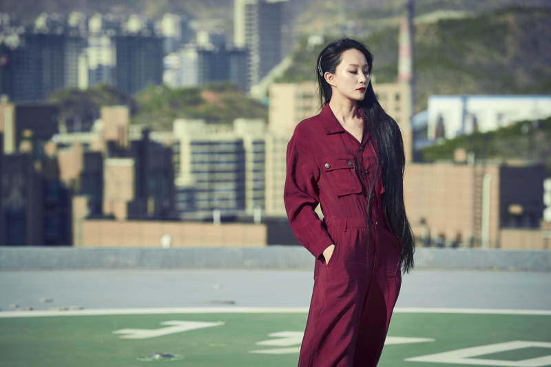 在楼顶停机坪的亚洲年轻女性图片