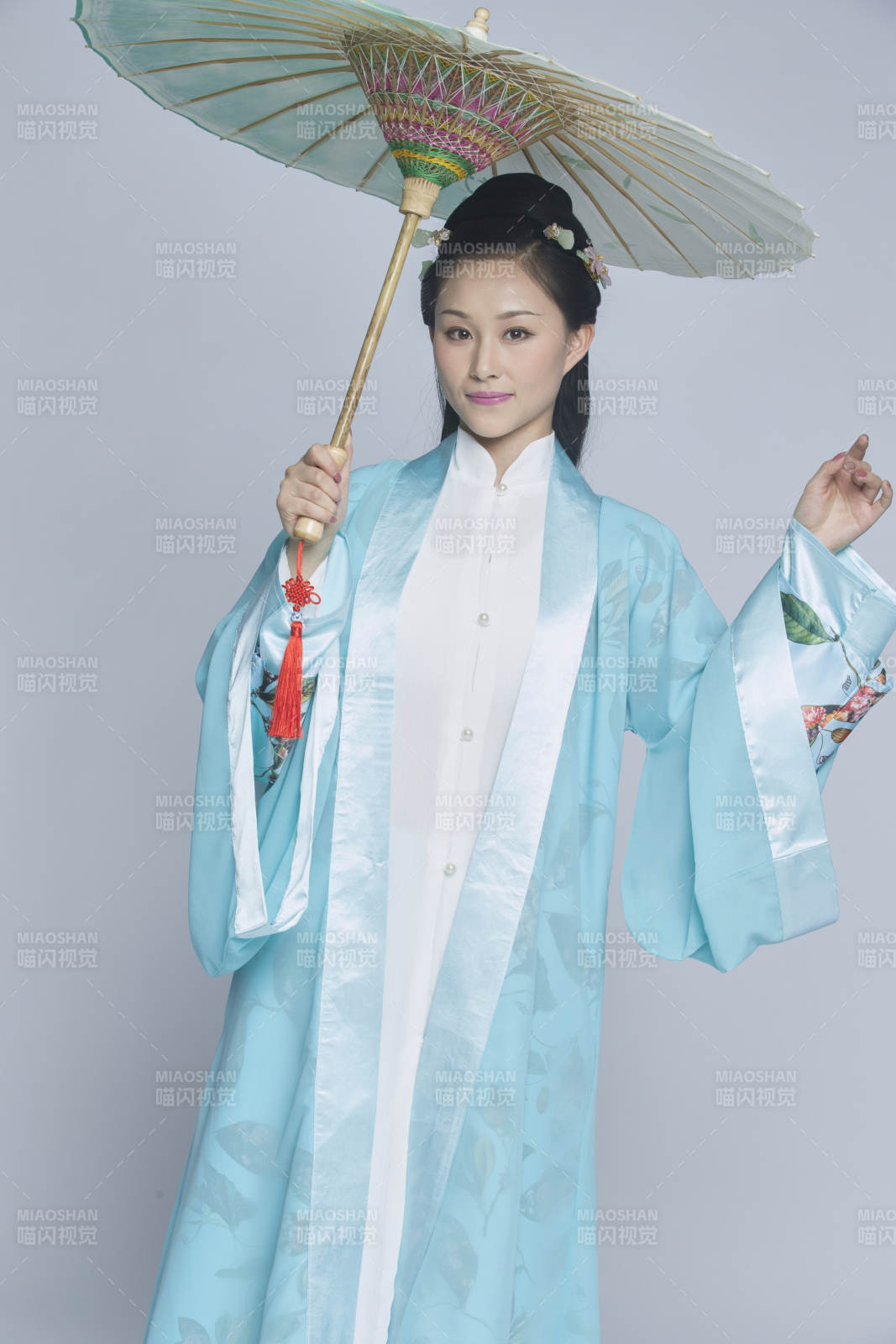 身穿古装的汉服女性人像汉服影棚拍摄图片