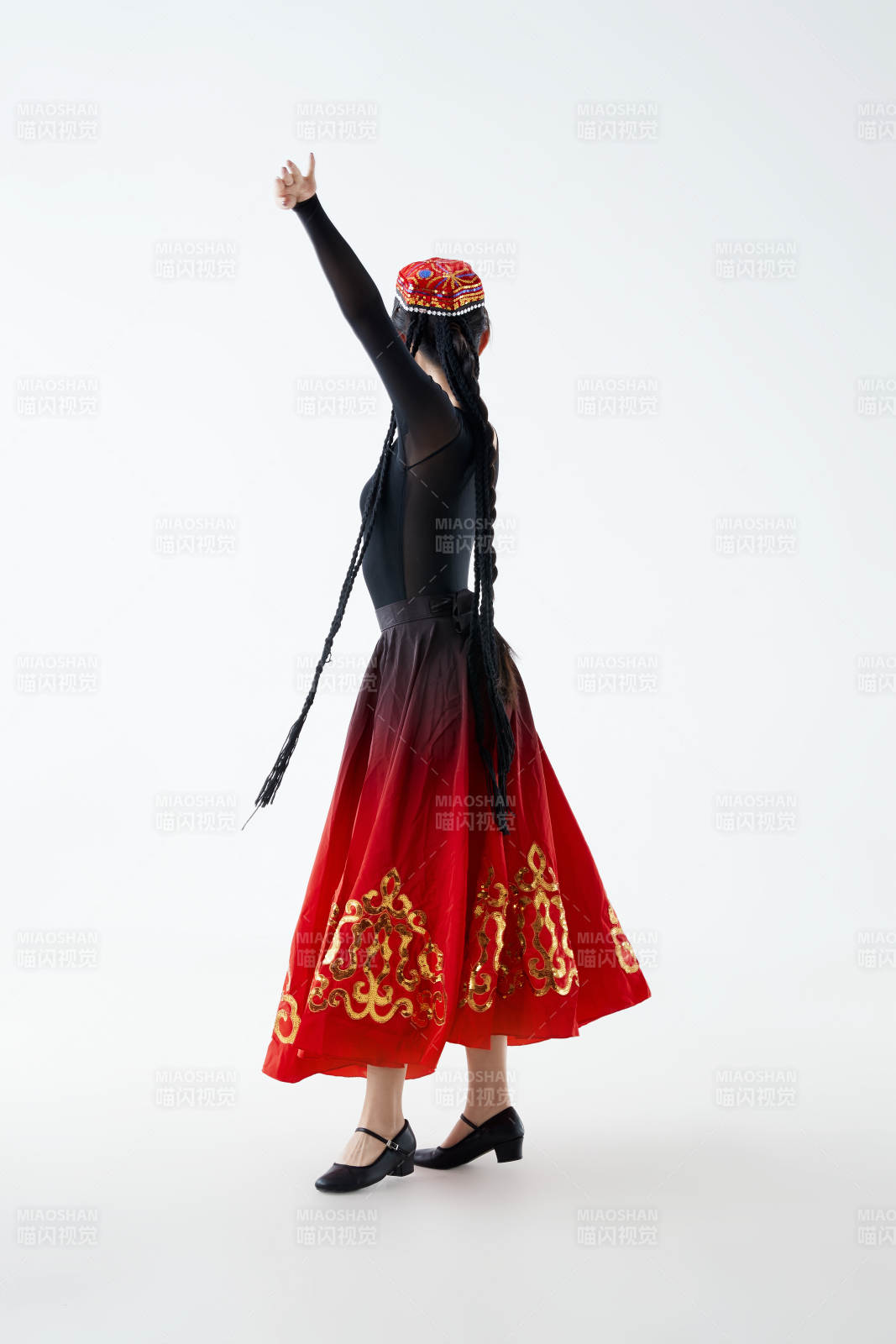 穿着新疆维吾尔族服饰跳舞的少女图片