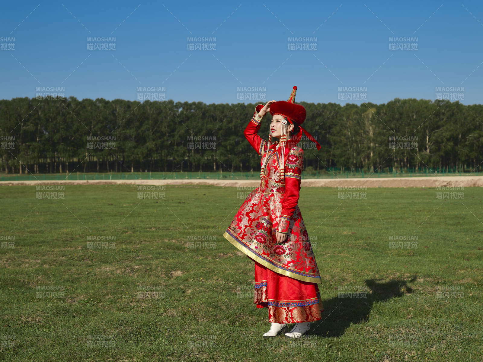 草原上穿着蒙古族传统服饰的亚洲年轻美少女图片
