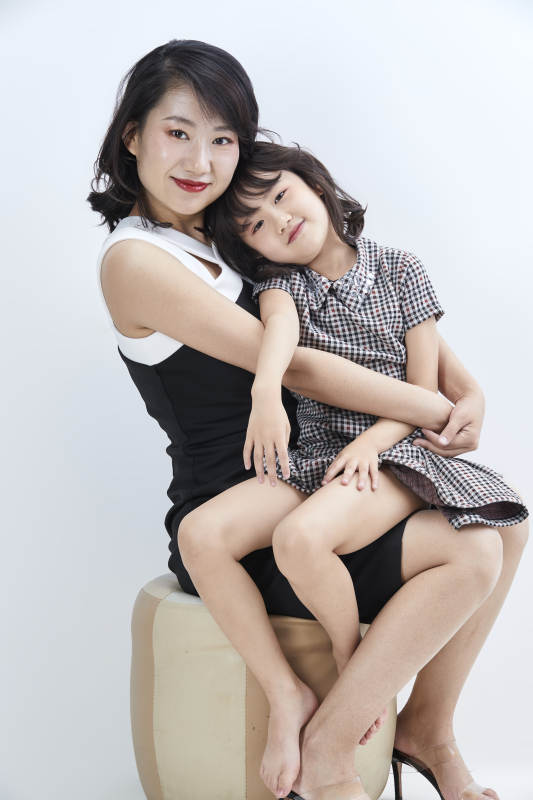 白色背景的美丽妈妈与可爱女儿亲子人像图片