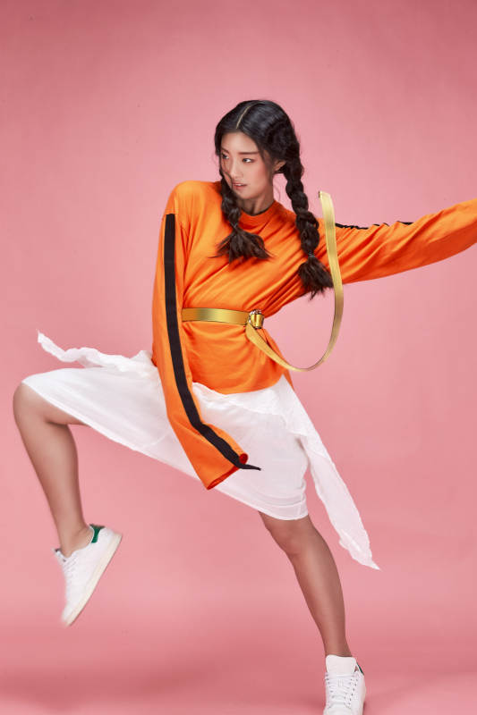 摄影棚拍摄的时尚亚洲女性模特图片