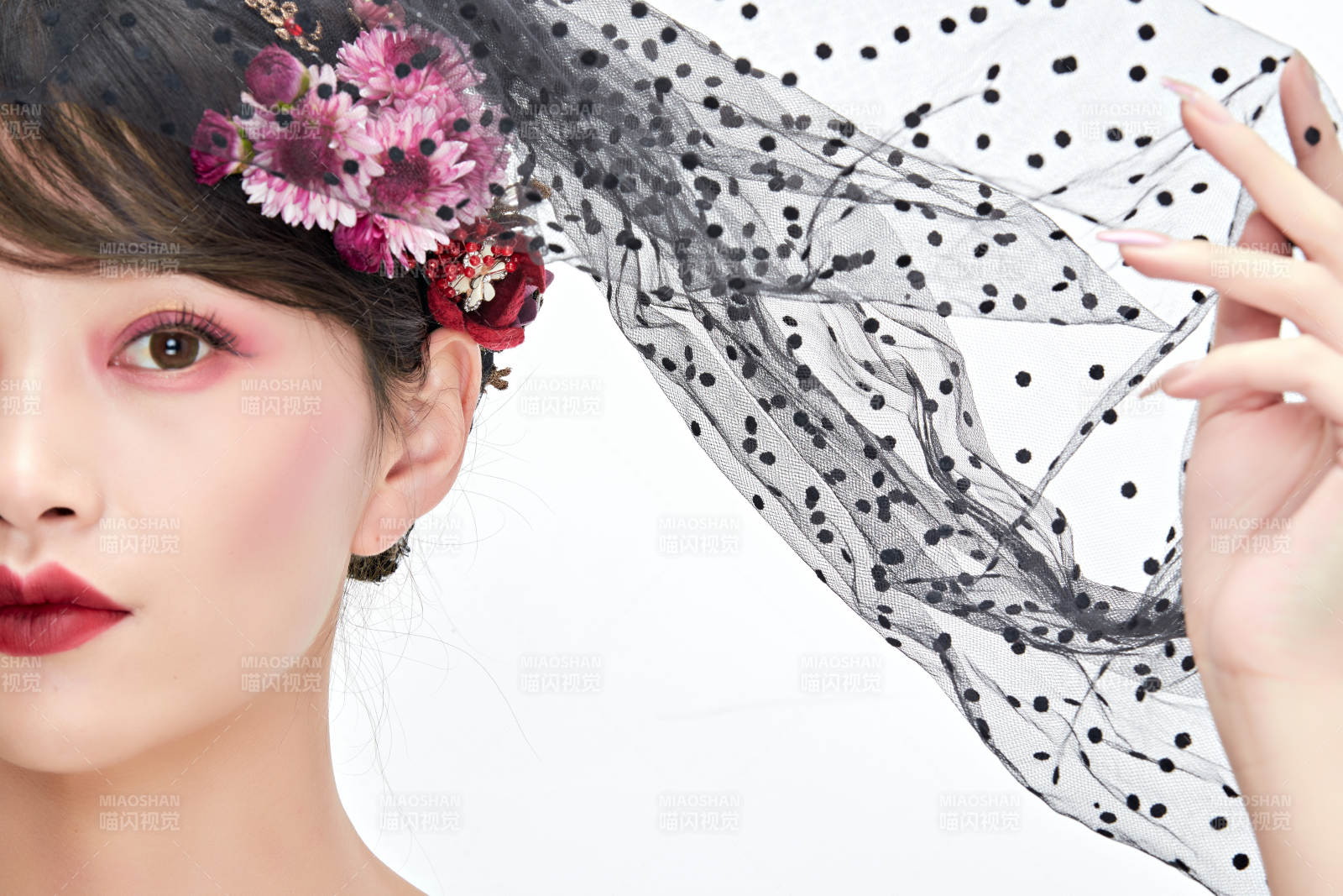 白色背景下的新娘彩妆美女人像图片