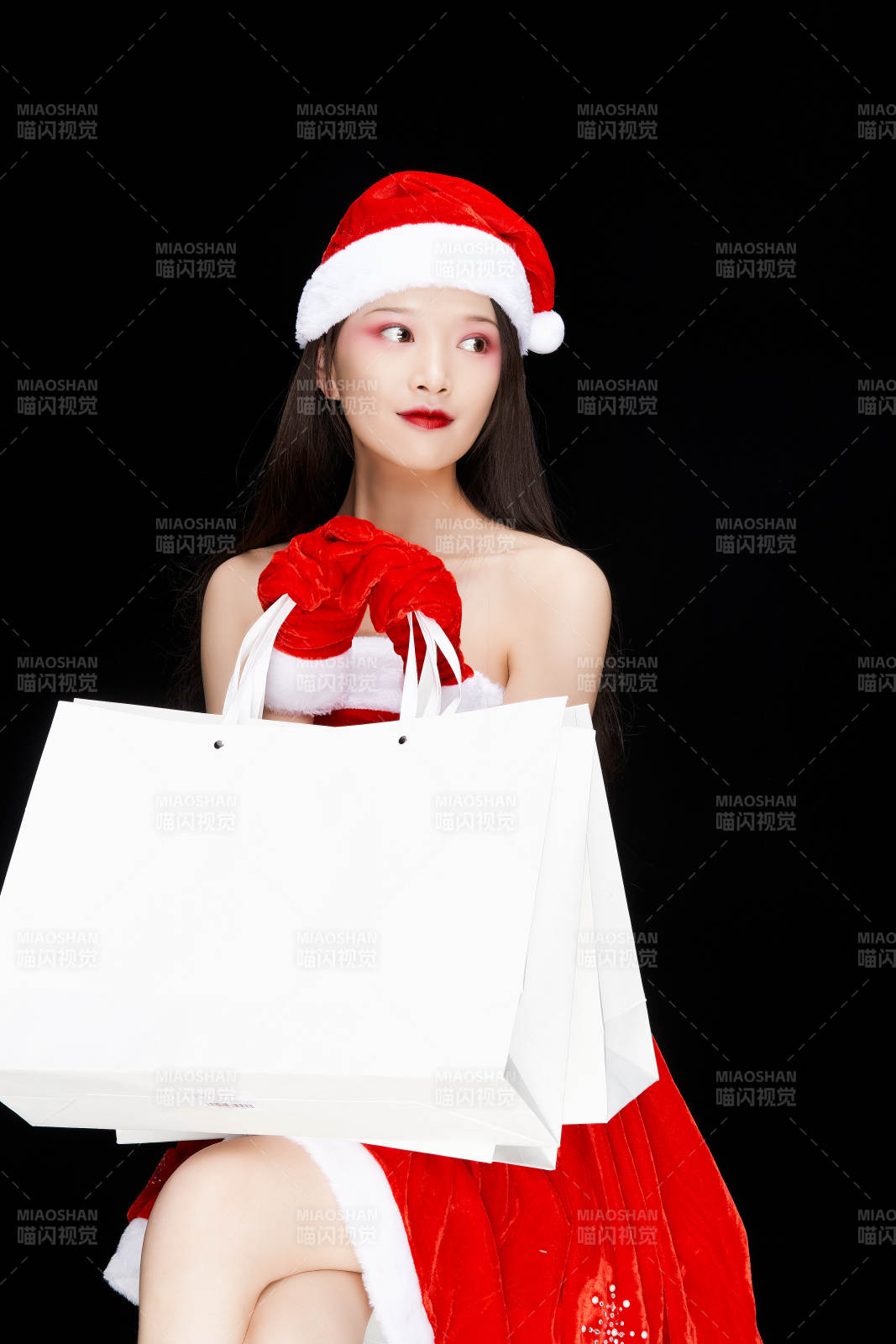 身穿圣诞服饰手提购物袋性感可爱的圣诞女郎图片