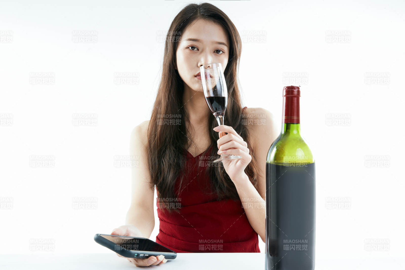 独自品尝红酒的亚洲女性图片