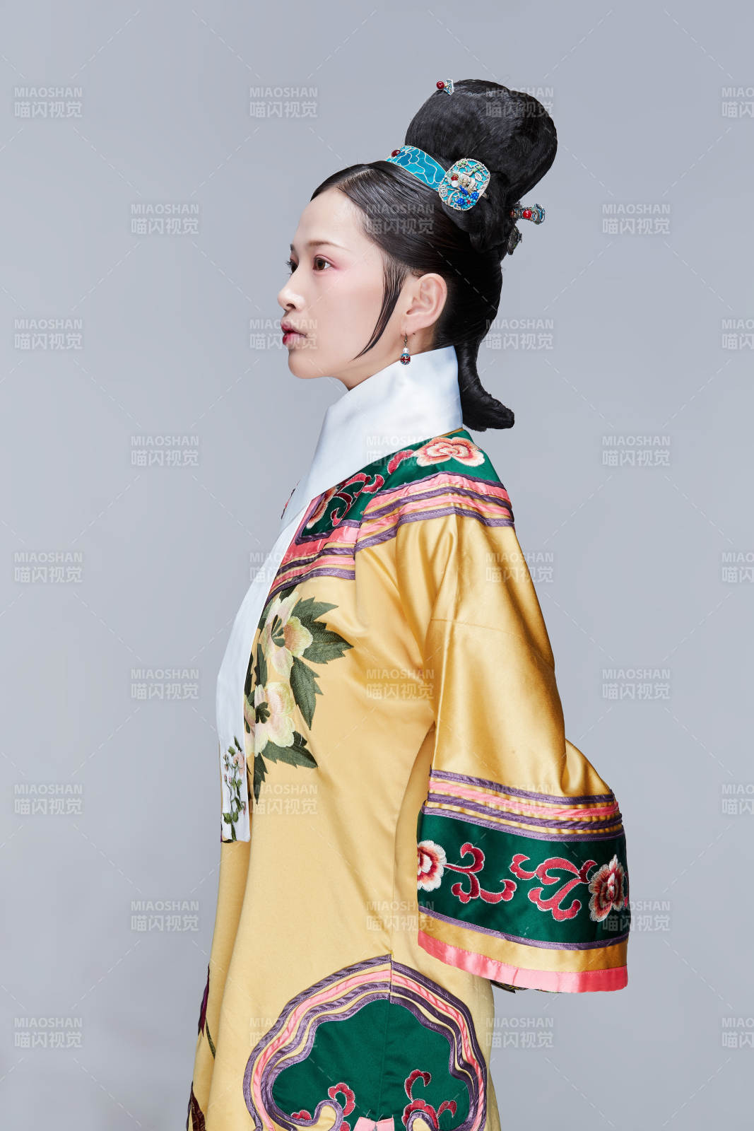 白色背景下的清代女性古装造型清朝古装图片