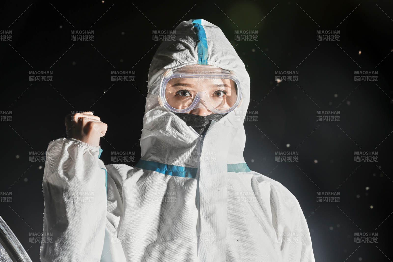 穿白色防护服佩戴护目镜口罩的女性防护人员图片