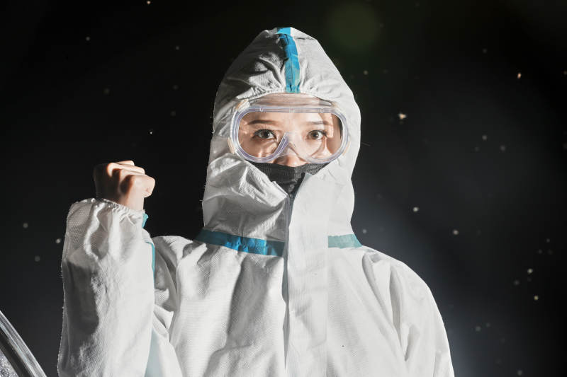 穿白色防护服佩戴护目镜口罩的女性防护人员图片