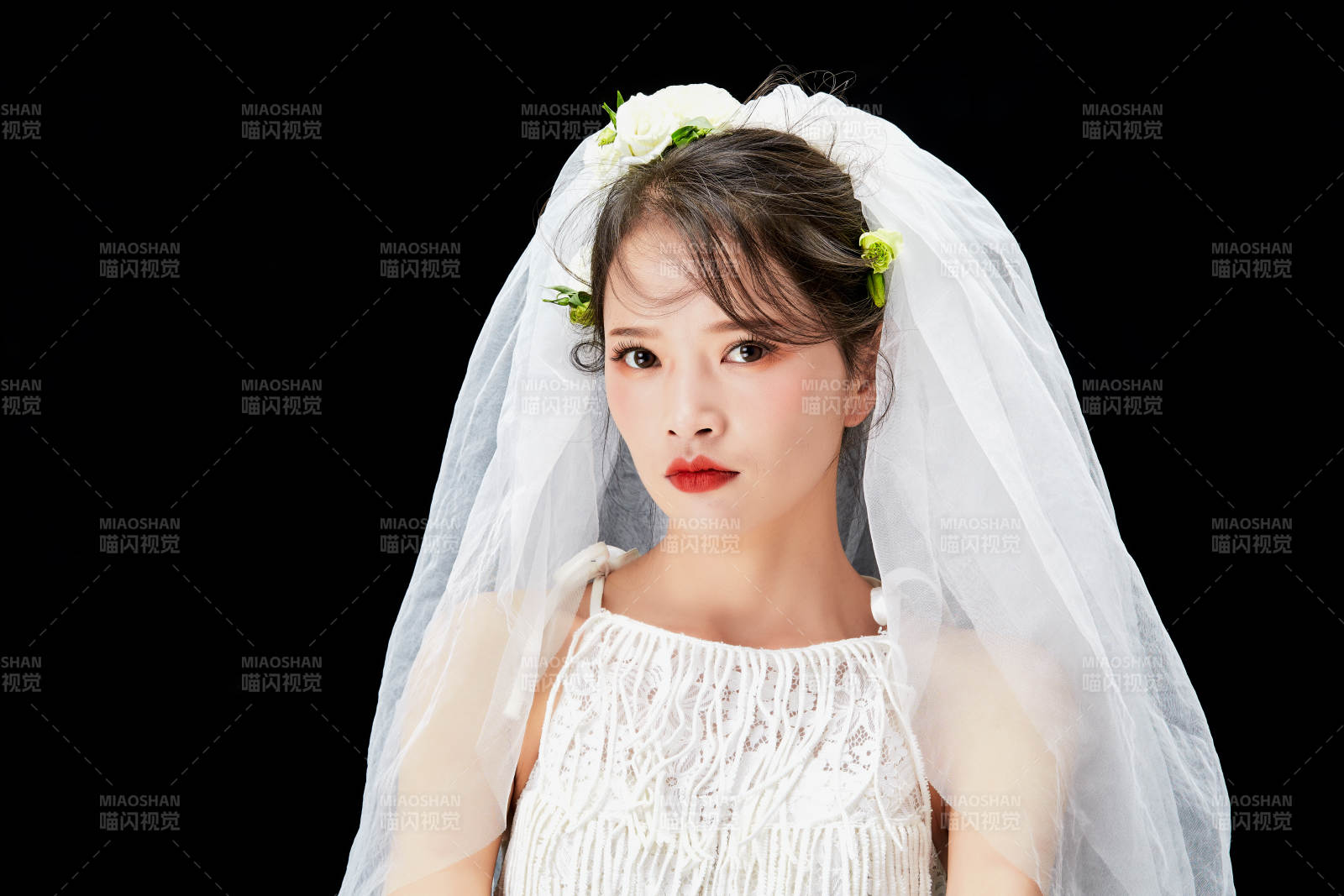 黑色背景下的美妆新娘彩妆人像图片