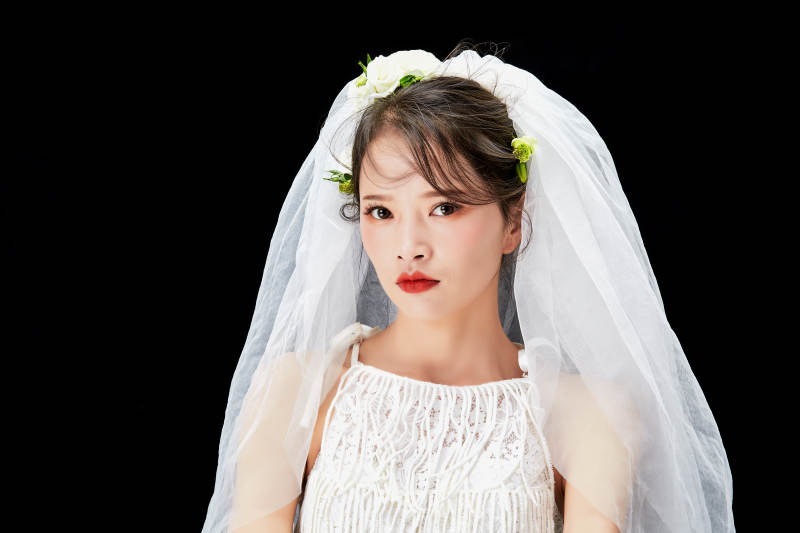 黑色背景下的美妆新娘彩妆人像图片