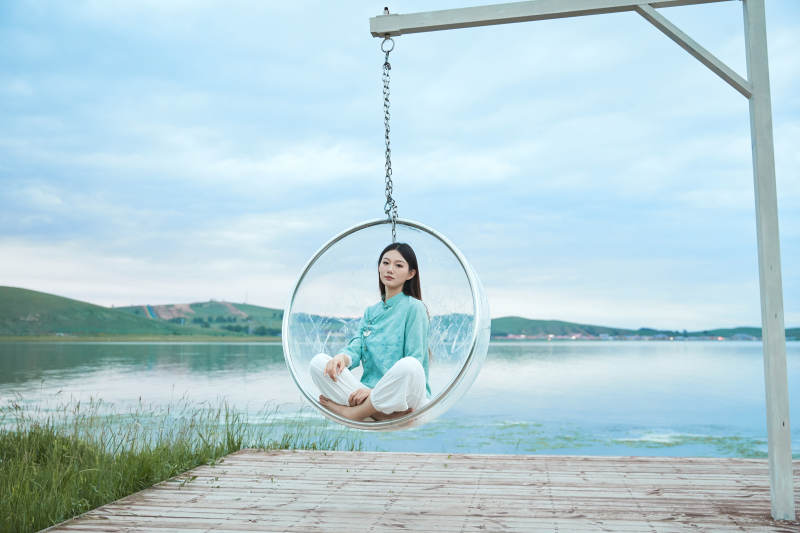 草原湖畔打卡点游玩拍照的亚洲少女图片