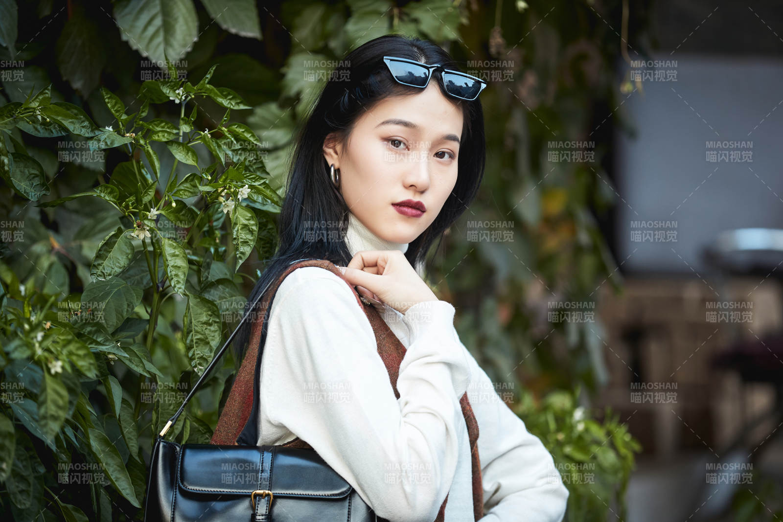 老旧城区里穿着复古港风的美丽清纯少女图片