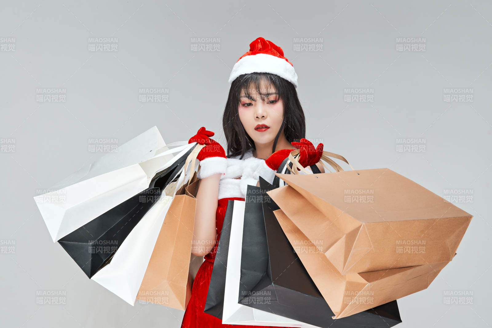 身穿圣诞服饰手提购物袋性感可爱的圣诞女郎图片