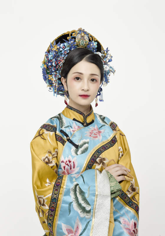 白色背景下的清代女性古装造型清朝古装图片