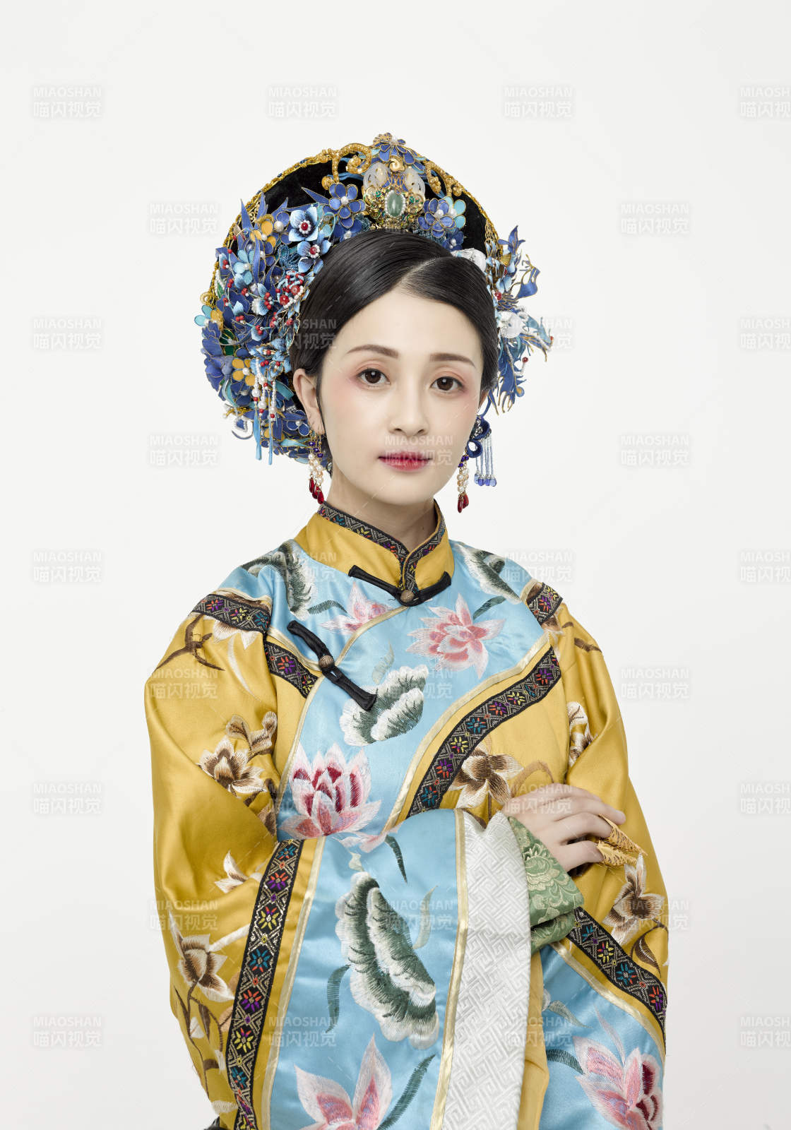 白色背景下的清代女性古装造型清朝古装图片