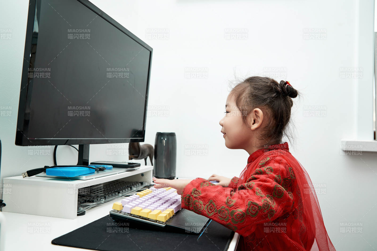 在家玩耍的亚洲小女孩图片