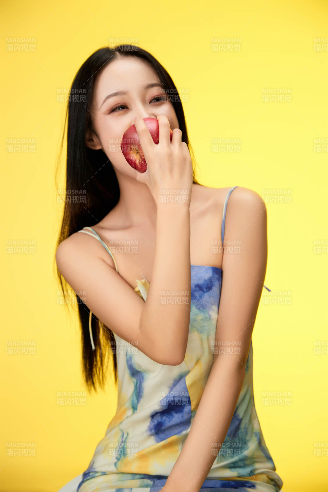 吃水果的亚洲东方长发少女图片