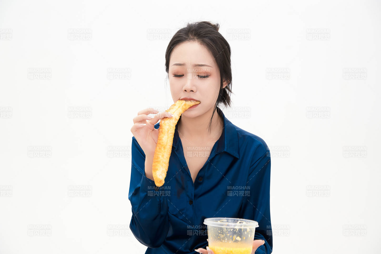 大吃特吃的亚洲可爱少女人像图片