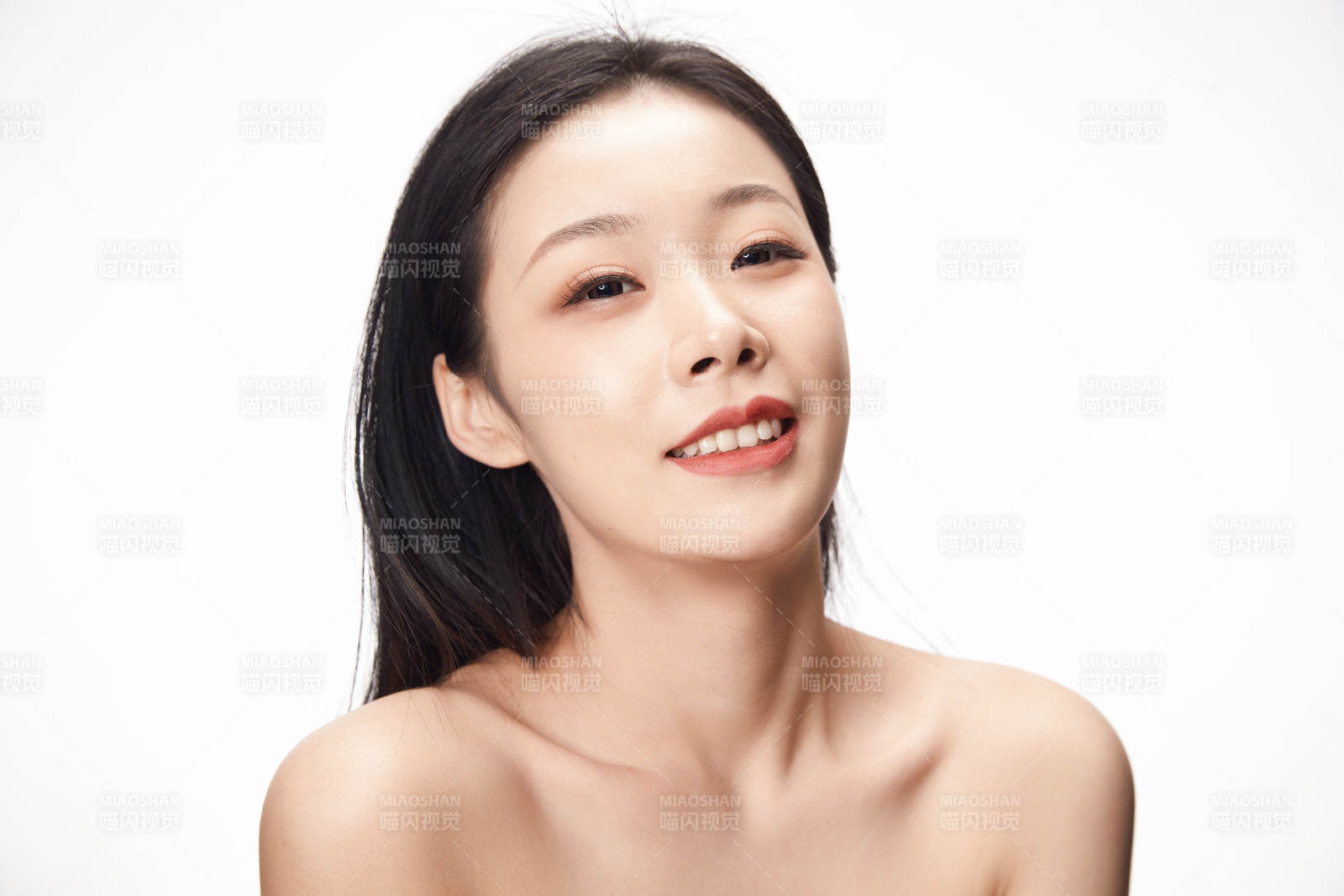 亚洲美女面部特写化妆护肤图片