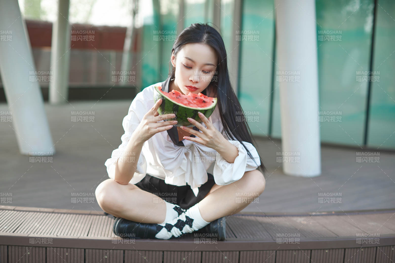 初夏户外公园吃西瓜的可爱少女图片