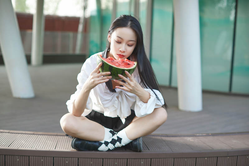 初夏户外公园吃西瓜的可爱少女图片