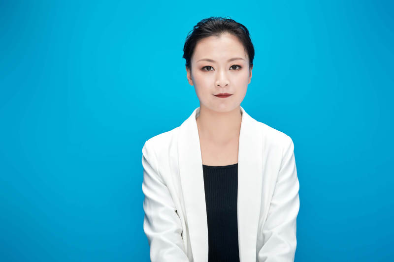 身穿西服拿着手机与文件夹的亚洲商务女士图片