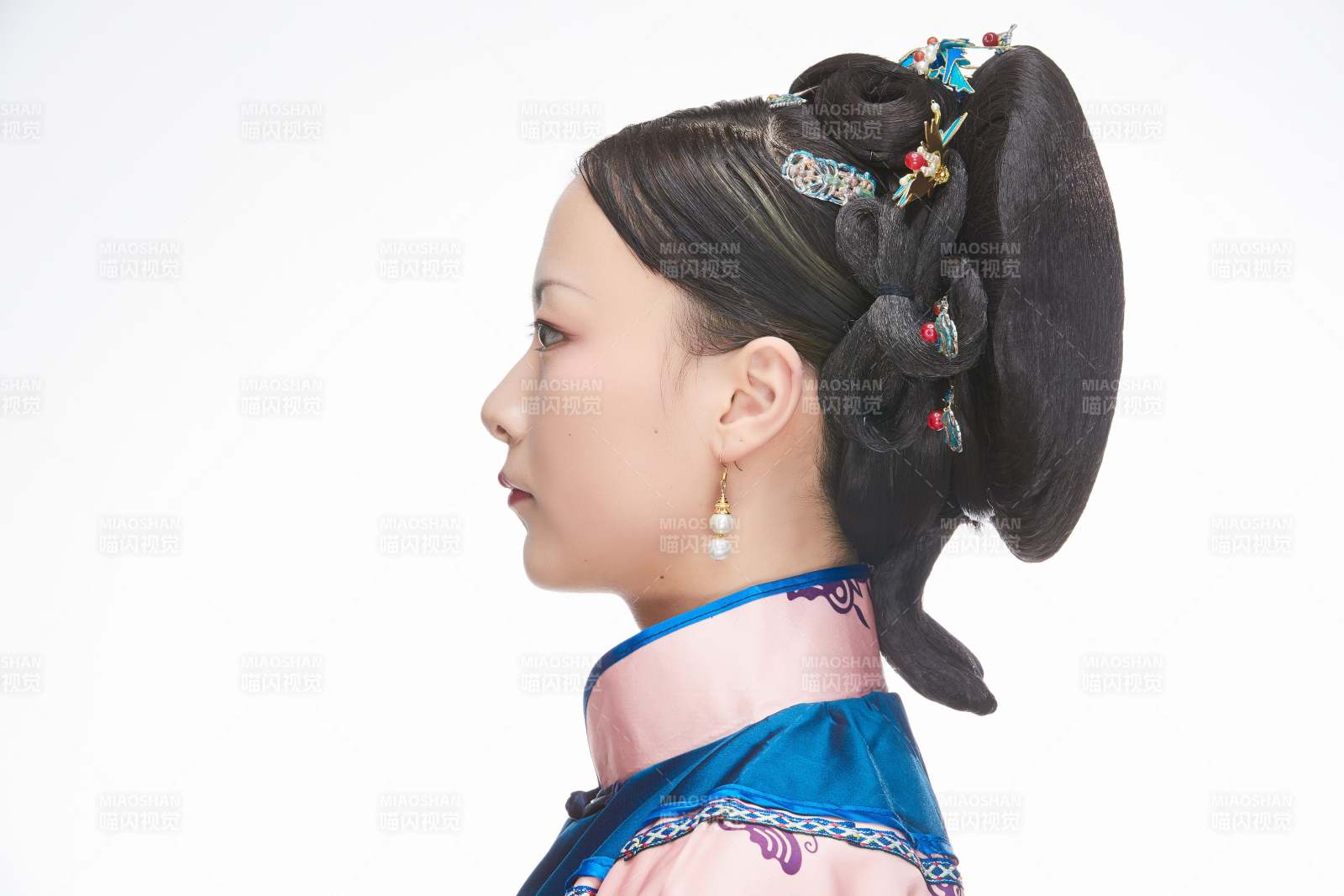 白色背景下的清代女性古装造型清朝古装图片