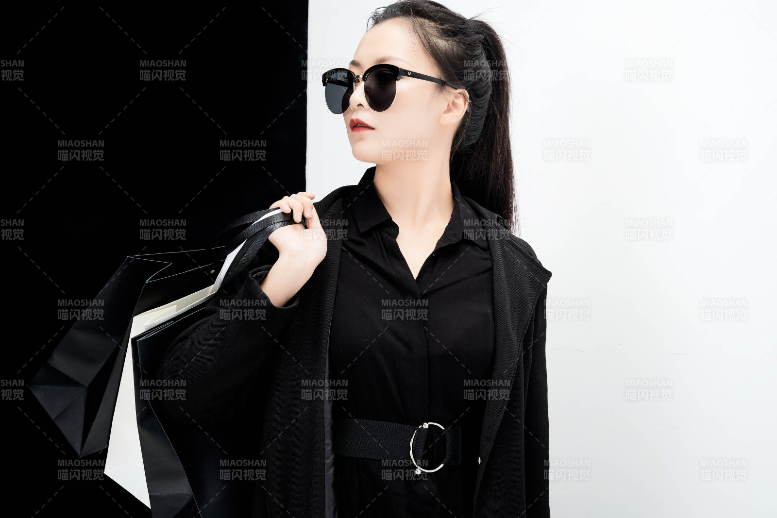 黑白色背景下的手提购物袋的时尚亚洲少女图片