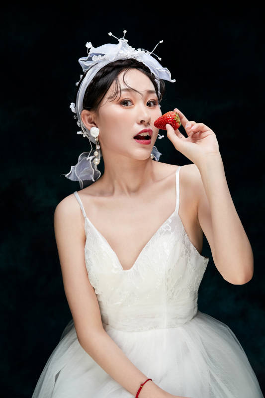 黑色背景下的女性复古婚纱妆面图片