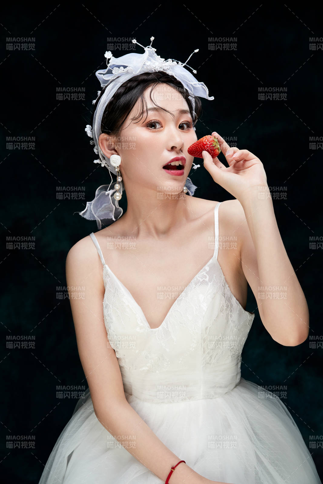 黑色背景下的女性复古婚纱妆面图片