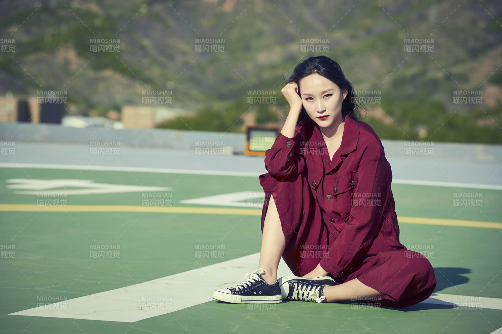 在楼顶停机坪的亚洲年轻女性图片