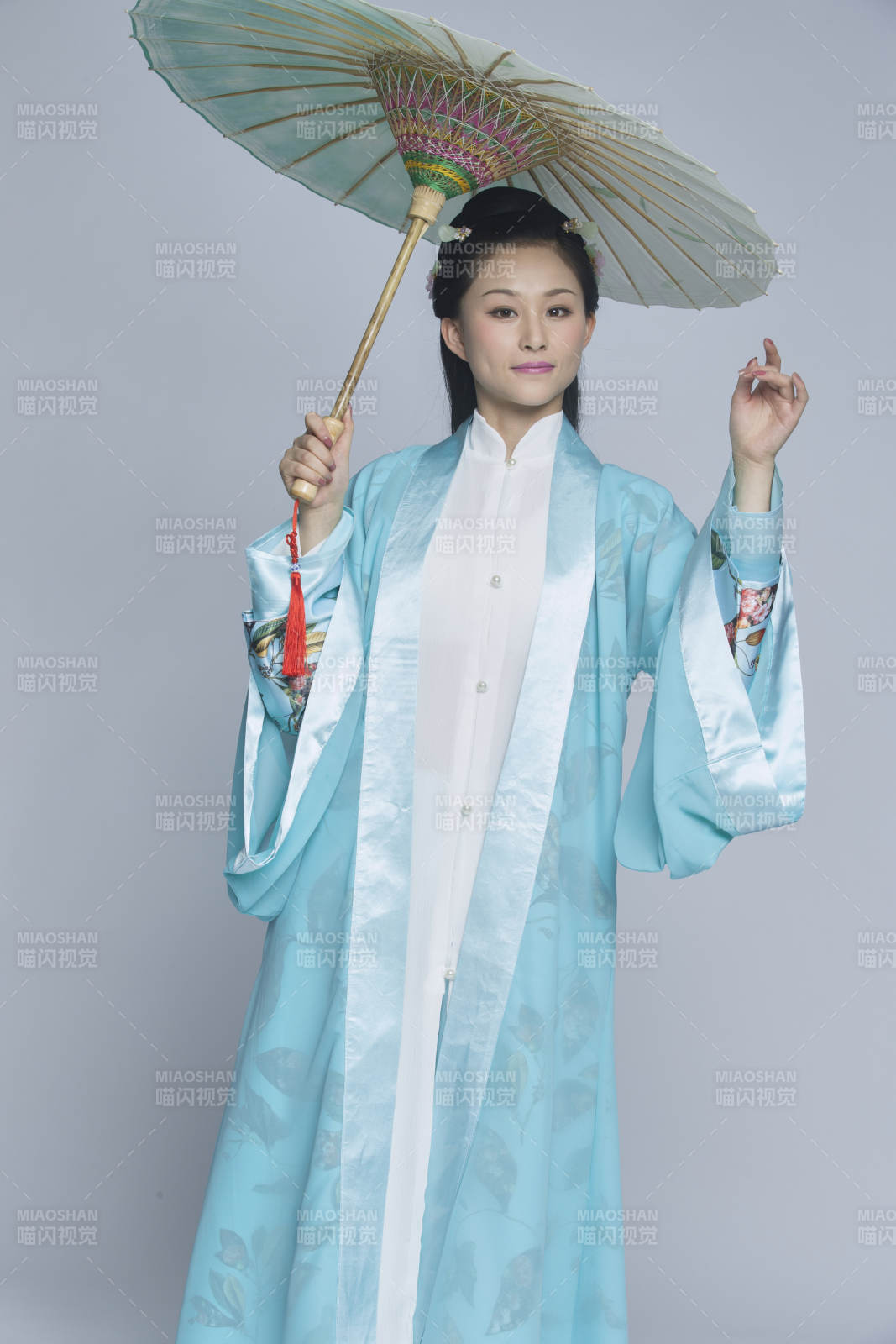 身穿古装的汉服女性人像汉服影棚拍摄图片