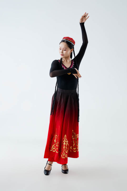 穿着新疆维吾尔族服饰跳舞的少女图片
