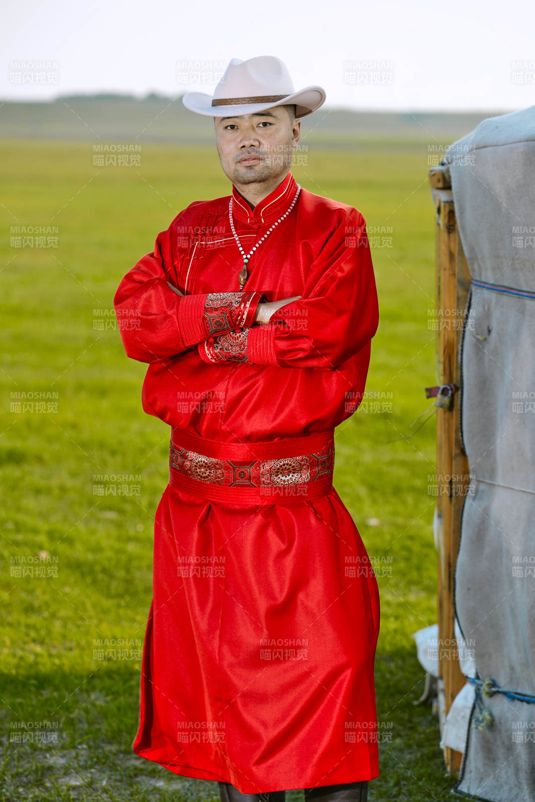 草原上蒙古包前身穿蒙古族传统服饰的男子图片