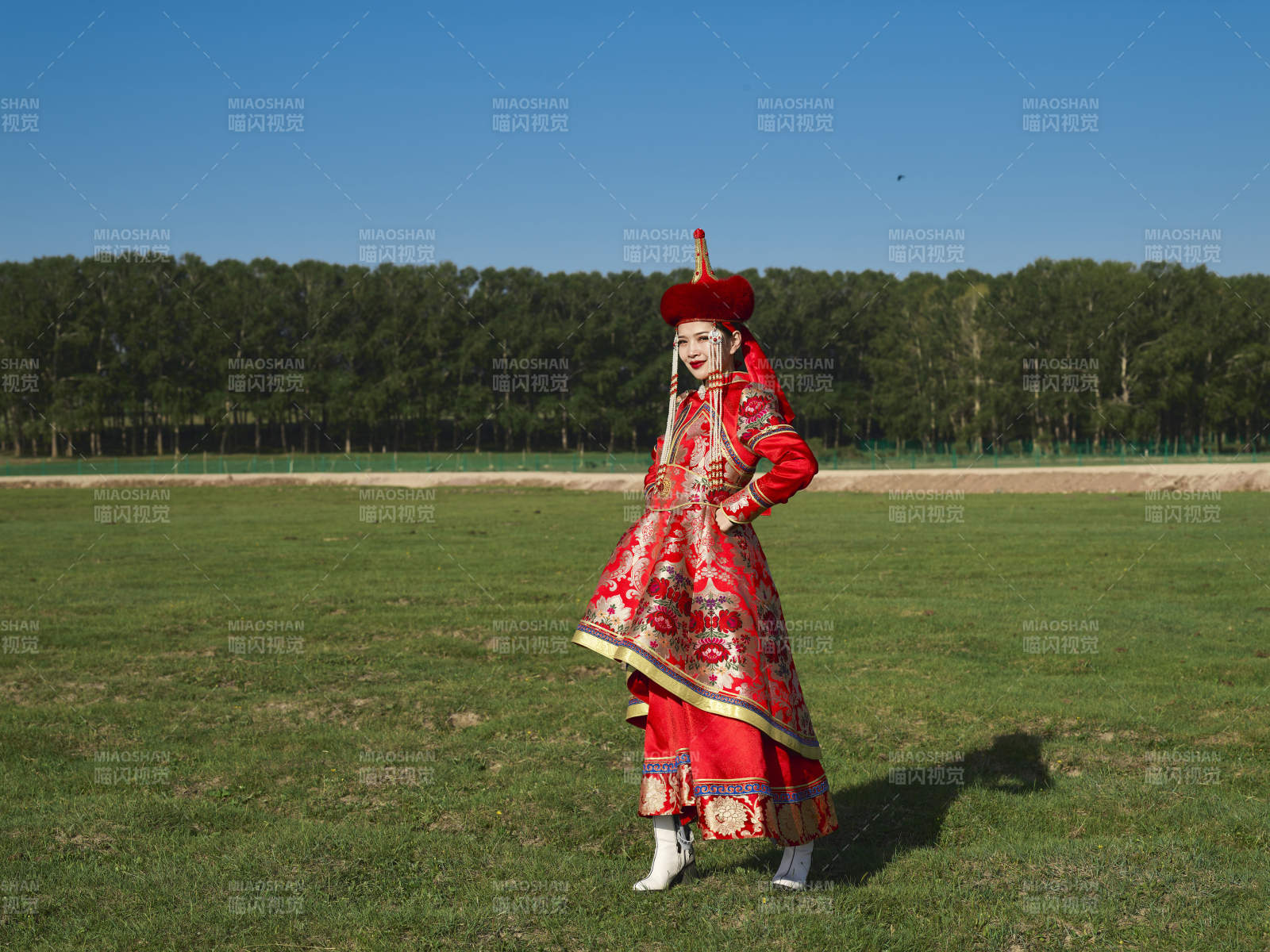 草原上穿着蒙古族传统服饰的亚洲年轻美少女图片
